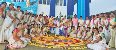 வி.எஸ்.ஆர். இன்டர்நேஷனல் பள்ளியில்  ஓணம்  கொண்டாட்டம் நடந்த போது எடுத்த படம்.