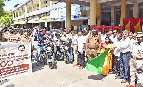 சாலை பாதுகாப்பு விழிப்புணர்வு பேரணியினை அரசு போக்குவரத்துக் கழக நிர்வாக இயக்குநர் மகேந்திரகுமார் கொடியசைத்து தொடங்கி வைத்த காட்சி.