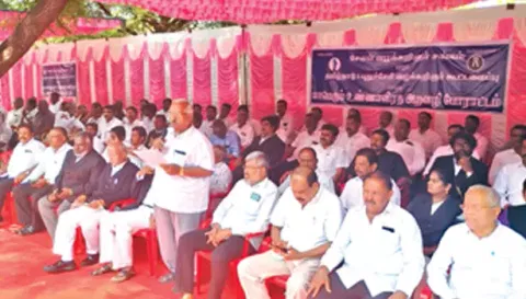 மத்திய அரசை கண்டித்து தமிழ்நாடு புதுச்சேரி வக்கீல்கள் கூட்டமைப்பின் சேலம் சங்கம் சார்பில் நீதிமன்ற வளாகம் முன்பு வக்கீல்கள் உண்ணாவிரத போராட்டத்தில் ஈடுபட்ட காட்சி.