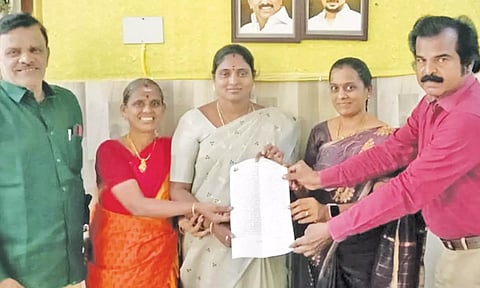 கோரிக்கை மனு அளித்தனர்.