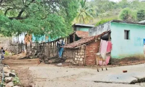 வெறிச்சோடி காணப்படும் கிராமம்.