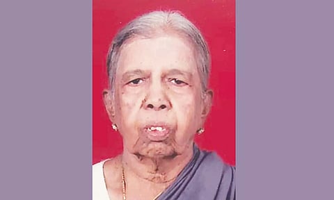 இறந்த 95 வயது மூதாட்டியின் கண்கள் தானம்- ஆசையை மகன்கள் நிறைவேற்றினர்