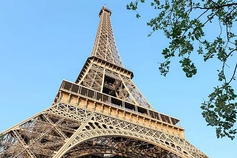 குடிபோதையில் ஈபிள் கோபுரத்தின் உச்சியில் படுத்து உறங்கிய அமெரிக்கர்கள்