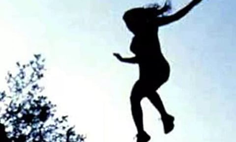 விரும்பிய தின்பண்டங்கள் வாங்கி தராததால் பிறந்த நாளில் மாடியில் இருந்து குதித்த கல்லூரி மாணவி