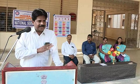 இந்திராகாந்தி அரசு மேல்நிலைப்பள்ளியில் மாசுக்காட்டுப்பாட்டு குழுமத்தின் உறுப்பினர் செயலர் ரமேஷ் பேசிய காட்சி.