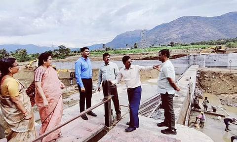 லோயர் கேம்பில் நடைபெற்று வரும் மதுரை குடிநீர் திட்ட கட்டுமானப்பணிகளை மதுரை மாநகராட்சி மேயர் இந்திராணி மற்றும் அதிகாரிகள் ஆய்வு செய்தனர்.