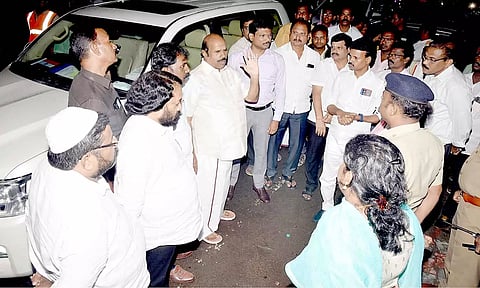 திருவண்ணாமலை கிரிவலப்பாதையில் புதிதாக நவீன வசதிகளுடன் கூடிய கழிவறைகள் கட்டுவதற்கான இடத்தினை அமைச்சர். எ.வ.வேலு ஆய்வு செய்த போது எடுத்த படம்.