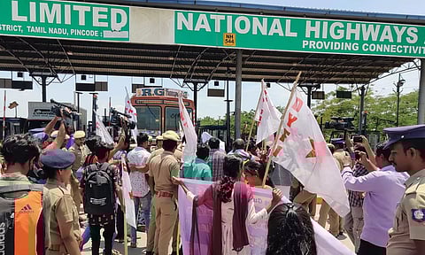 கட்டண உயர்வுக்கு எதிர்ப்பு: கணியூர் சுங்கச்சாவடியை முற்றுகையிட்டு போராட்டம்