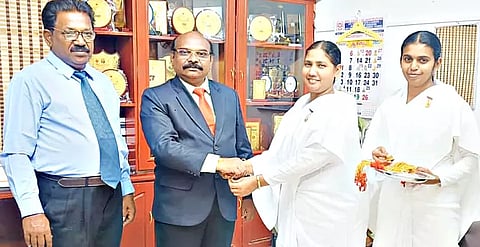 நிகழ்ச்சியில் அன்னை பாத்திமா கல்லூரி முதல்வர் டாக்டர் அப்துல் காதிருக்கு பிரம்ம குமாரிகள் அமைப்பினர் ராக்கி கயிறு கட்டிய காட்சி..