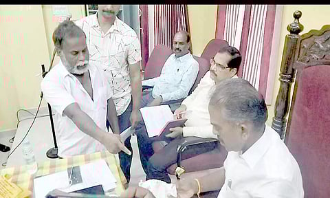 நகராட்சி கூட்டத்தில் புகுந்து தொழிலாளி பேசிய காட்சி.