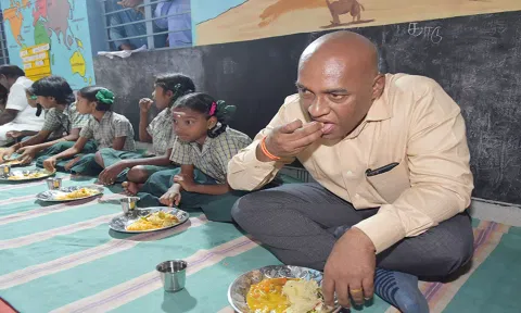 மாணவர்களுடன் அமர்ந்து காலை உணவு அருந்தும் விழுப்புரம் கலெக்டர்.