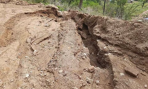 அல்லேரி மலை கிராமத்திற்கு சாலை அமைக்கும் பணியில் தொய்வு