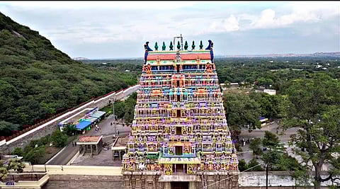 புதுப்பொலிவுடன் காட்சியளிக்கும் கள்ளழகர் கோவில் ராஜகோபுரம.