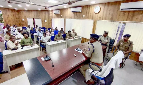 பஸ்சில் மாணவர்கள் தொங்கி செல்வதை தடுக்க நடவடிக்கை