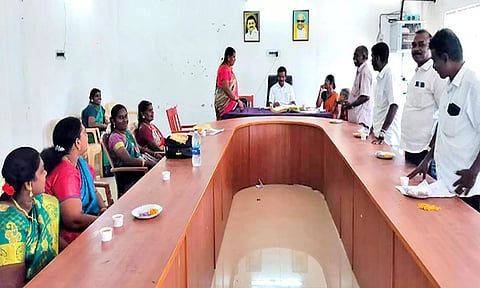 உடன்குடி யூனியன் சேர்மன் பாலசிங் தலைமையில் நடந்த கூட்டத்தில் கவுன்சிலர்கள் பேசிய காட்சி.