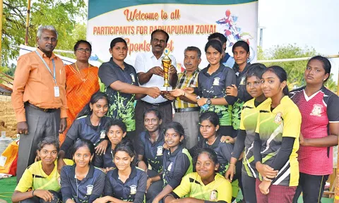 போட்டியில் வெற்றி பெற்றவர்களுக்கு பரிசுகள் வழங்கப்பட்டபோது எடுத்த படம்.