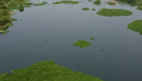 சேலம் லாரி மார்க்கெட் அருகே கடைகளுக்குள் புகுந்த சாக்கடை கழிவுநீர்