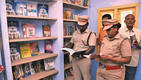 சேலம் அஸ்தம்பட்டி முனியப்பன் கோவில் வளாகத்தில் சிறைத்துறை சார்பில் நூலகம் திறப்பு விழா இன்று நடந்தது. இதில் சிறைத்துறை கண்காணிப்பாளர் (பொறுப்பு) வினோத்  நூலகத்தை திறந்து வைத்து பார்வையிட்ட காட்சி.&nbsp;