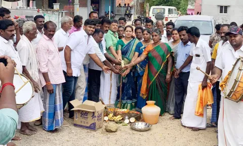 இம்மிடிநாயக்கனபள்ளி பகுதியில் ஒன்றியக்குழு தலைவர் லாவண்யா ேஹம்நாத் அரசு திட்ட பணிகளுக்கான பூமிபூஜையை தொடங்கி வைத்த காட்சி.