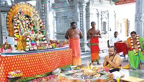 சிவாச்சாரியார்கள் செல்லாண்டியம்மன் கோவிலில் வேத மந்திரம் ஓதிய போது எடுத்த படம்.