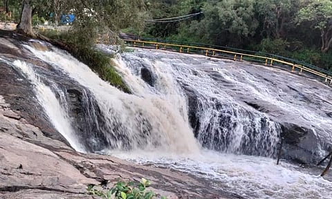 கனமழை காரணமாக கும்பக்கரை அருவியில் வெள்ளப்பெருக்கு ஏற்பட்டுள்ளதை காணலாம்.