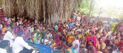 பொதுமக்களிடம் கலெக்டர் விஷ்ணு சந்திரன் உரையாடிய காட்சி.
