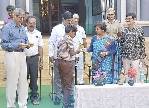 கலெக்டர் ஆஷா அஜித் பள்ளி மாணவருக்கு இலவச பஸ் பாஸ் அட்டைகளை வழங்கினார். அருகில் கோட்ட மேலாளர் தங்கப் பாண்டியன் உள்ளார்.