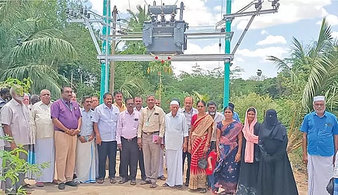 புதிய மின்மாற்றி திறப்பு விழா நடந்தபோது எடுத்த படம்.