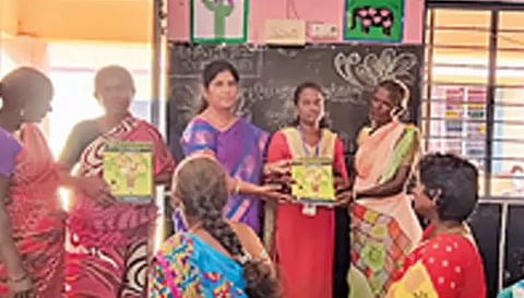 வாழப்பாடி அண்ணாநகர் ஊராட்சி ஒன்றிய தொடக்கப்பள்ளியில் புதிய பாரத எழுத்தறிவு இயக்க தொடக்க  விழா நடந்தபோது எடுத்தப்படம்.