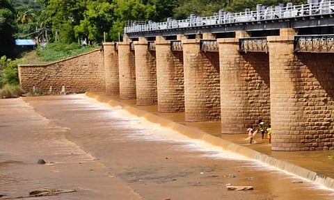 வறண்டு கிடந்த வைகை ஆற்றில் தண்ணீர் வரத்து ஏற்பட்டுள்ளது.