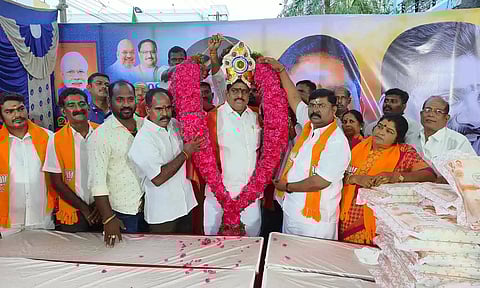 விழாவில் அமைச்சர் நமச்சிவாயத்திற்கு பா.ஜனதா பிரமுகர் பிரபுதாஸ் ஆளுயர மாலை அணிவித்து வாழ்த்து தெரிவித்த காட்சி.