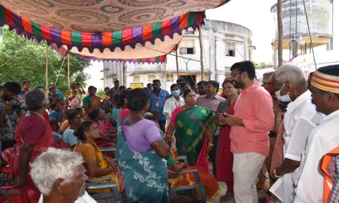 கடலூர் செம்மாங்குப்பத்தில் புயல் பேரிடர் குறித்து கலெக்டர் அருண் தம்புராஜ் பொதுமக்களுக்கு விழிப்புணர்வு ஏற்படுத்திய போது எடுத்த படம்.
