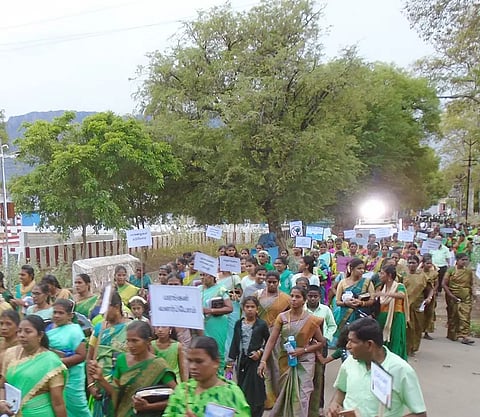 விழிப்புணர்வு ஊர்வலத்தில் கலந்து கொண்ட கிறிஸ்தவர்களை படத்தில் காணலாம்.