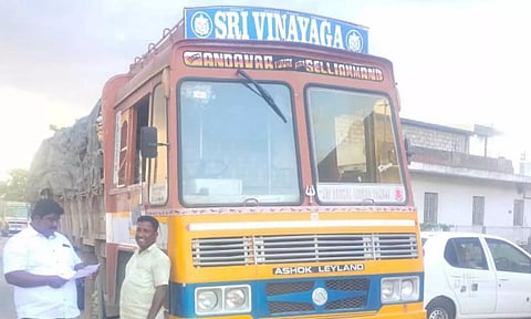 பிளாஸ்டிக் கழிவுகளை  லாரியில் அனுப்பி வைத்த போது எடுத்த படம்.
