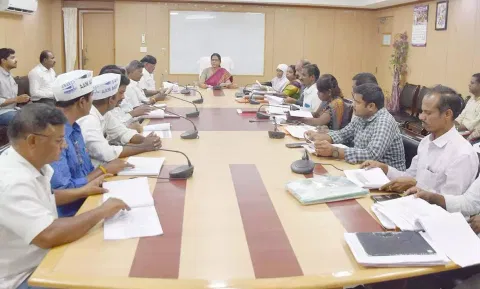 வாக்குச்சாவடி மறுசீரமைப்பு குறித்து அரசியல் கட்சிகளுடனான ஆய்வு கூட்டத்தில் கலெக்டர் சாந்தி பேசிய காட்சி.