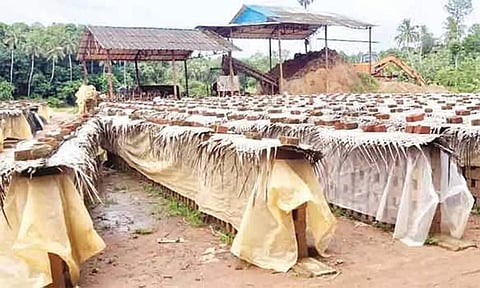 தொடர் மழையால் செங்கல் உற்பத்தி பாதிப்பு