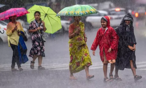 கேரளாவில் அடுத்த 5 நாட்களுக்கு கனமழைக்கு வாய்ப்பு- 4 மாவட்டங்களுக்கு ஆரஞ்சு எச்சரிக்கை
