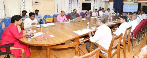 &nbsp;நீர் நிலைகள் பாதுகாப்பு குழு கூட்டத்தில் கலெக்டர் ஆஷா அஜீத் மற்றும் அதிகாரிகள் கலந்து கொண்டனர்.