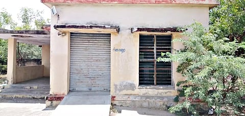 திருச்சுழி அரசு மருத்துவமனையில் உள்ள பிரேத பரிசோத னைக்கூடத்தை படத்தில் காணலாம்.