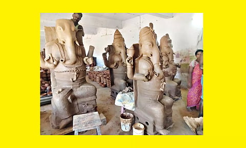 விநாயகர் சதுர்த்தி விழாவையொட்டி மானாமதுரை பகுதிகளில் தரம் வாய்ந்த மண்ணால் தயாரிக்கப்பட்டு வரும் பிரமாண்ட விநாயகர் சிலைகள்.