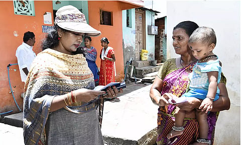 வீடுகளுக்கு சென்று சரிபார்க்கும் பணிகளை கலெக்டர் ஷஜீவனா ஆய்வு செய்தார்.