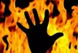 2 விவசாயிகள் தீக்குளிக்க முயற்சி