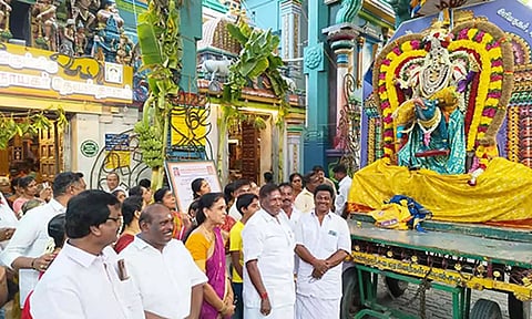 பாதையாத்திரையை முன்னாள் முதல்-அமைச்சர் நாராயணசாமி, முன்னாள் அமைச்சர் கந்தசாமி மற்றும் எம்.எல்.ஏ. ெஜயமூர்த்தியின் மனைவி விஜயலட்சுமி ஆகியோர் தொடங்கி வைத்த காட்சி.&nbsp;