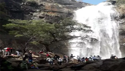 ஆகாய கங்கை நீர்வீழ்ச்சியை ஆர்ப்பரித்து கொட்டும் வெள்ளம்.