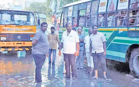 தூத்துக்குடியில் மழைநீர் தேங்கிய இடங்களை மேயர் ஜெகன் பெரியசாமி, கமிஷனர் தினேஷ்குமார் ஆகியோர் ஆய்வு மேற்கொண்ட காட்சி.&nbsp;