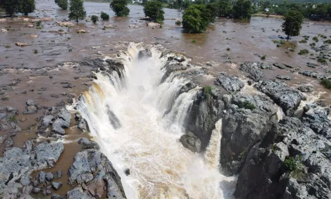 ஒகேனக்கல்லில் நீர்வரத்து  இன்று காலை 8 மணி நிலவரப்படி 9 ஆயிரம் கனஅடியாக வந்தது. ஐந்தருவியில் தண்ணீர் சீறிப்பாய்ந்து கொட்டுவதை படத்தில் காணலாம்.