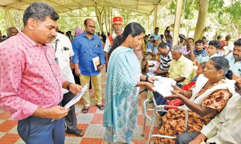 மருத்துவ முகாமில் மாற்றுத்திறனாளிகளுக்கு அடையாள அட்டையை கலெக்டர் சரயு வழங்கிய காட்சி.