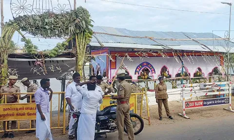 வேதாரமிர்த ஏரியை சுற்றி பலத்த போலீஸ் பாதுகாப்பு போடப்பட்டுள்ளது.
