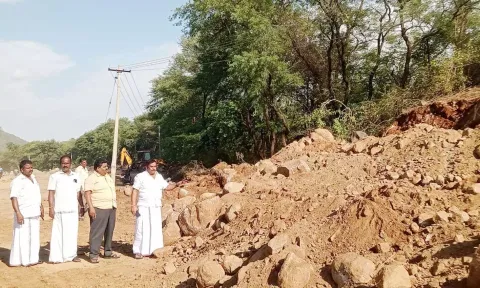 சாலை சீரமைக்கும் பணியை எம்.எல்.ஏ. கோவிந்தசாமி ஆய்வு செய்தபோது எடுத்த படம்.