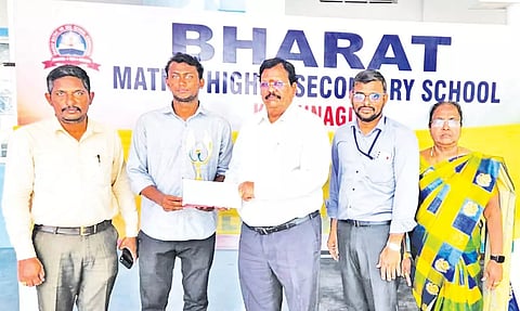 நீட் தேர்வில் வெற்றி பெற்று மருத்துவ கல்லூரியில் இடம் பெற்ற மாணவன் தமிழ்செல்வனுக்கு பாரத் கல்வி நிறுவனங்களின் நிறுவனர் மணி ரூ.50 ஆயிரம் நிதி உதவி வழங்கிய காட்சி.